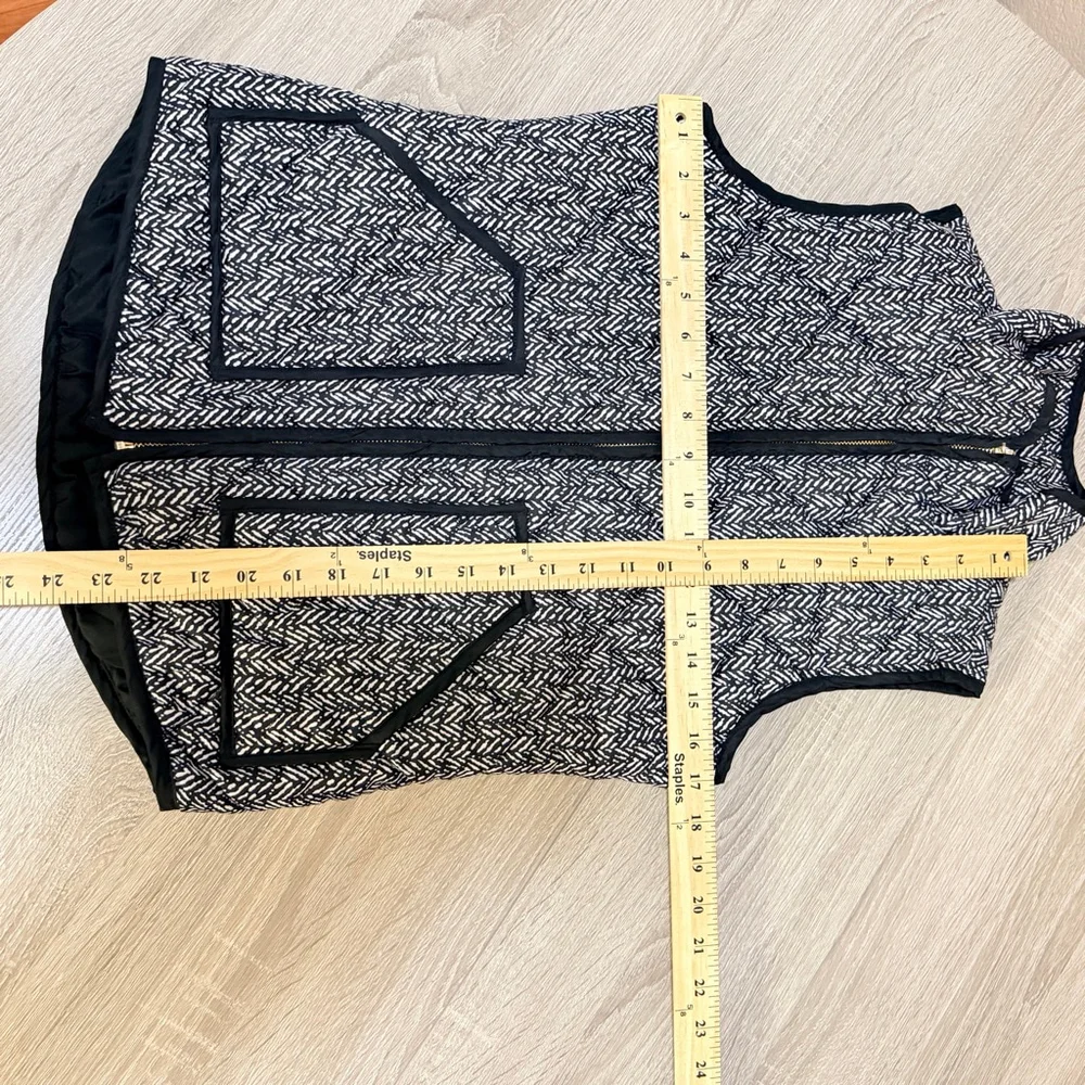 dee elle Women's Small Black & White Chevron Quilted Vest EUC b14